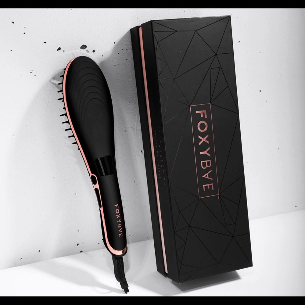 FoxyBae Straightening Brush